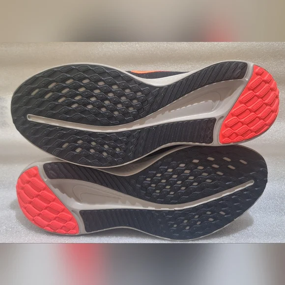 NWOT Nike Quest 5 Men's Sneakers - Picture 5 of 5